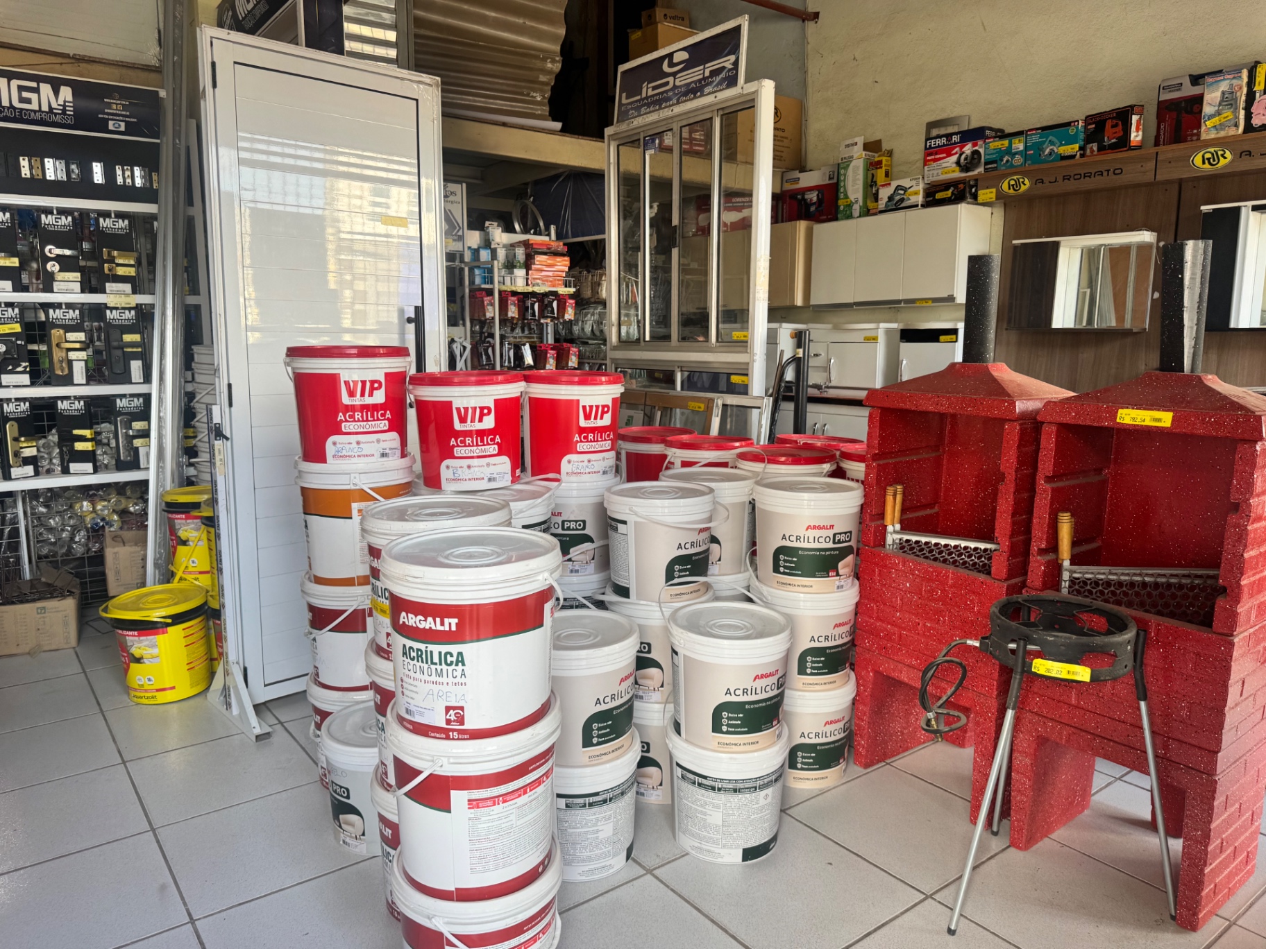 Tintas, cubas e churrasqueiras na Casa Bis