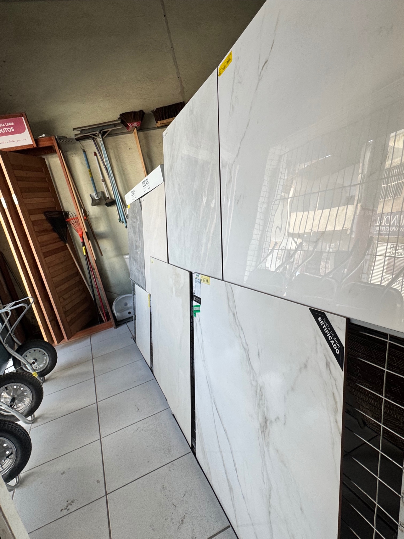 Linha de pisos e revestimentos em exposição na Casa Bis