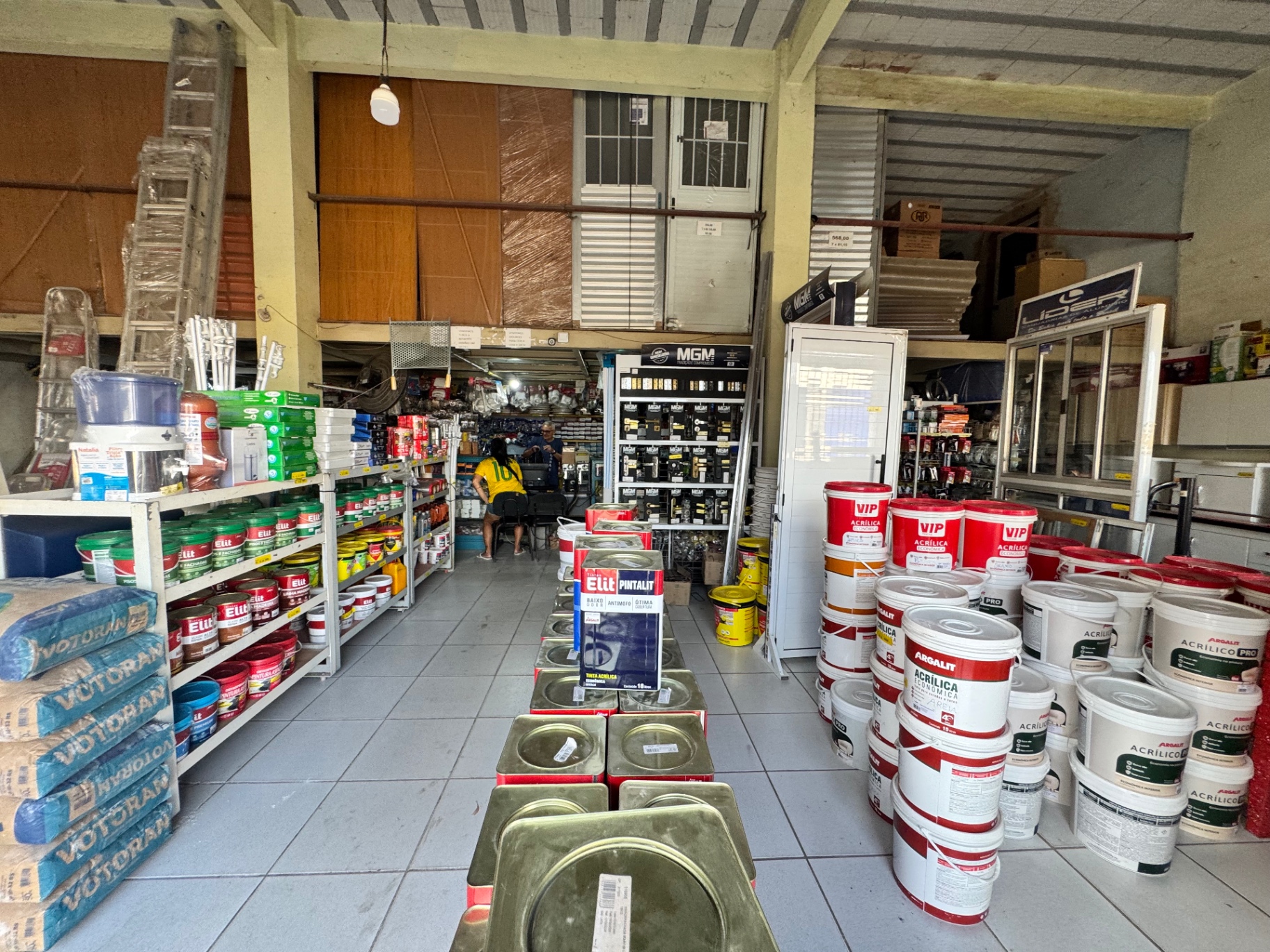 Visão interna da loja com tintas e materiais diversos